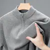 Nuevo suéter de punto para hombre, color liso, con media cremallera, para otoño e invierno, cuello medio alto, engrosado, cálido, casual, versátil, prenda base de punto
