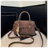 Bolsa Boston de design de nicho popular transfronteiriça para mulheres, estilo executivo, nova bolsa de ombro transversal fosca para outono e inverno de 2026
