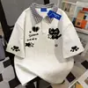 Camiseta Feminina Manga Curta Gola Lapela Xadrez com Estampa de Gato Fofo Primavera Verão Casual Ins Costura Par Puro Algodão