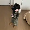 Roupa de Primavera para Meninos 2026 Nova Estilosa Infantil Estampa de Letras Camuflagem Manga Longa e Calça Larga para Bebês