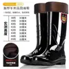 Calçados aquáticos masculinos, botas de chuva para canteiros de obras, botas de proteção para trabalho impermeáveis e antiderrapantes de cano longo com solas de couro bovino, botas de chuva de cano alto resistentes ao desgaste e quentes