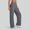 Pantalones de yoga color durazno, de corte holgado, pierna recta, con cintura alta y diseño que levanta los glúteos, creando un efecto adelgazante y que alarga la figura.
