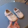 2026 Novo Estilo Sapatos de Couro para Menina Primavera e Outono Estilo Coreano Sapatinhos de Princesa com Laço Solado Macio Antiderrapante para Crianças