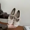 Zapatos planos bajos de una tira con punta redonda estilo francés Chuyuji para mujer, nuevo modelo de primavera en color blanco roto