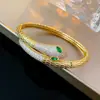 Pulseira Aberta Banhada a Ouro 18k com Zircônia em Formato de Cobra Leve Luxo Sensação de Alto Padrão Pulseira de Nicho Versátil Atacado Mulheres