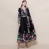 Foto Real de un Elegante Vestido Adelgazante de Estilo Corte Francés para Mujer con una Falda Larga Estampada de Línea A Grande