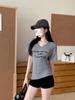 Camiseta de Verano 2025 de Manga Corta con Cuello en V Estampado de Letras Diseño de Nicho para Mujer que Cubre la Carne y Estiliza Aspecto Casual Top Moderno