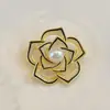 Broche de Camélia pérola retro com microincrustação borda preta oco elegante doce alta qualidade all-match decoração de roupa estilo ocidental