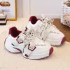 Zapatos de papá para niñas 2026 otoño nuevo versión coreana versátiles zapatos deportivos para niños ligeros antideslizantes zapatos para niños zapatos de estudiante modernos