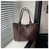 Estilo Novo Europeu e Americano Listrado Moda Grande Capacidade 2026 Linha de Bordado Letra Simples Manual de Mão para Comutação Bolsa Tote de Ombro para Mulheres