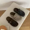 Sandálias Birkenstock estilo coreano com bolinhas, solas grossas, coleção outono 2026, design slip-on e salto oculto para altura extra.