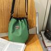 Bolsa de cubo de lona de nailon con cordón de verano para mujer 2025 Nueva Super Popular Mochila Unisex Bolso cruzado casual para teléfono