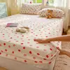 Juego de Sábanas Estampadas de Terciopelo de Leche Estilo Fresco Tres Piezas Suave y Lisa Terciopelo de Leche Sábana Totalmente Cubierta Antideslizante para Otoño/Invierno Uso en el Hogar Ropa de Cama