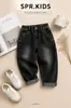 Conjunto Otoñal para Niños 2026 Nuevo Chaqueta con Cuello Alto Sudadera con Capucha Estampada Jeans Rectos Conjunto Casual de Tres Piezas