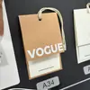 Etiquetas colgantes de papel kraft coreano de alta gama, hechas a medida, disponibles en stock, para ropa, con personalización de logotipo, diseños vintage y modernos, y opciones de tarjeta personalizadas