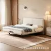 Cama Flutuante Estilo Cream com Cabeceira Macia em Couro Ecológico Off-White, Prateleira de Armazenamento e Estrutura Flutuante de Metal para Quarto Principal de Casa, Cama de Casamento