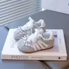 Zapatillas para niñas 2025 otoño nuevo retro infantil rojas alemanas de entrenamiento para niña malla transpirables deportivas