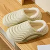Chinelos de inverno masculinos de algodão, novo estilo, tamanho grande, adequados para uso externo, com proteção para o calcanhar, forrados com fleece, espessados e projetados como botinhas para aquecimento e versatilidade.