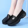 Suministrados directamente por el fabricante, estos zapatos blancos para enfermera, de punta fina y con amortiguación de aire, ofrecen absorción de impactos y características antideslizantes, lo que facilita ponérselos y quitárselos.. Son ideales para el personal médico y están disponibles para venta al por mayor.