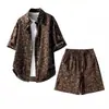 Conjunto Retro Americano Estampa de Leopardo para Homens 2026 Verão Marca da Moda Camisa Casual Solta de Manga Curta e Bermuda de Cinco Quartos Conjunto de Duas Peças