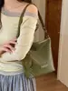 Bolso de axila tejido de patrón retro de nicho, bolso tipo cubo para mujer, nuevo bolso de hombro cruzado de gran capacidad popular de moda 2026