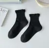 Calcetines de encaje de color liso sin costuras para mujer, estilo nuevo de primavera y verano, calcetines frescos y elegantes hasta la mitad de la pantorrilla, venta al por mayor, absorbentes de sudor