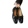 Sapatilhas plissadas de bico quadrado com laço de pele de ovelha para mulheres, novo estilo 2026 cadarço sapatos pequenos de couro, sapatilhas casuais de bico fino