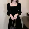 Vestido de Veludo Francês Phnom Penh com Gola Quadrada Feminino Outono e Inverno Novo Estilo Hepburn Vintage Vestido de Noite Preto Interno Vestido Longo