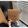 Bolsa de ombro feminina colorida, de grande capacidade, moderna, para 2026, casual, simples, de verão, retrô, estilo executivo, para carregar um celular