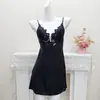 Nuevo camisón de encaje con cuello en V, corte ajustado y favorecedor, confeccionado con tejido plisado de nueva tecnología, estilo sexy y seductor, disponible para venta al por mayor