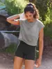 Camiseta de Verão 2026 Novo Estilo Gola Redonda Manga Curta com Ombro Caído para Mulheres, Solta, Respirável, Fina, Roupa de Fora Casual Atacado