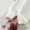 Roupa casual de outono transfronteiriça para bebês e crianças pequenas: um conjunto de duas peças apresentando um top de gola redonda com enfeites florais 3D e calça jeans com apliques florais