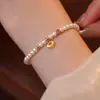 Pulsera de Perlas Atrae-Fortuna para Mujer con Colgante de Candado de la Suerte, Diseño de Nicho, Sensación de Alta Gama, Joyería de Pulsera Versátil
