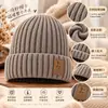 Nuevo Sombrero de Lana Otoño e Invierno Parche de Cuero Sombrero con Protección para las Orejas Hace que la Cara Parezca Más Pequeña Moderno para Salir Sombrero de Punto Cálido Versátil para Hombres y Mujeres