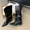 Botas Puntiagudas con Hebilla Plisadas Apiladas para Mujer, Tacón Grueso Estilo 2026 Estilo Punk Botas de Motociclista, Moda Callejera Botas Largas de Tacón Alto