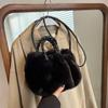 Bolso de felpa de otoño e invierno para mujer 2022 nuevo diseño de nicho bolso de mano bolso de felpa de alta calidad bolso pequeño portátil
