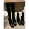 Botines retro negros de punta cuadrada estilo francés con tacón medio grueso, adornos de pedrería, diseño elástico, ajuste ceñido y estilo de bota alta para mujer, adecuados para otoño e invierno.
