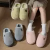 Pantuflas de algodón esponjosas para mujer, adecuadas para otoño e invierno, diseñadas para uso en interiores, con forro adicional de felpa para mayor calidez, suelas antideslizantes y un diseño simple de color liso, perfectas para parejas
