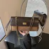 Bolso de hombro acolchado de lujo ligero estilo europeo y americano para mujer, nuevo modelo de otoño, bolso de cadena acolchado inspirado en Chanel con un toque de alta gama, bolso de axila