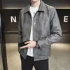 Estação de primavera e outono, jaqueta de couro masculina moderna e estilosa com gola lapela, exalando uma vibe sofisticada e descolada, jaqueta de couro casual, sobretudo curto masculino