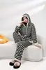 Pijama de coralina para mujer, engrosado para invierno, lindo conjunto de ropa de estar de franela, moderno y holgado, conjunto de cárdigan de manga larga