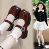 Zapatos Pequeños de Cuero Huecos para Niñas 2026 Primavera Verano Nuevos Moda Infantil Versátiles Casuales Decoración Floral Zapatos de Una Sola Pieza