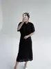 Vestido Plissado Verão 2025 Novo Design Texturizado Cintura de Amarrar Elegante Decote Redondo Look Emagrecedor Saia Plissada