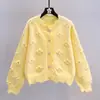 Cardigan de punto estilo coreano otoño e invierno Nuevo con cuentas estilo occidental que reduce la edad diseño con sentido de la moda suéter de flor pequeña tridimensional abrigo de mujer