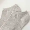 Calcetines de barco de primavera y verano calcetines para hombre calcetines para niños de boca baja invisibles color liso negro y blanco gris calcetines deportivos fabricantes al por mayor