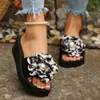 2026 Nuevas Chanclas de Cuña Versátiles Casuales Flor de Perla Chanclas de Tira Única de Moda para Exteriores Chanclas de Playa de Suela Gruesa