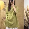 Nova roupa de verão feminina estilo chinês: camisa feminina de algodão e linho, gola alta retrô, abotoamento frontal, manga três quartos, comprimento médio