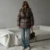 Jaqueta de Algodão Feminina Quente de Inverno Estilo Europeu e Americano com Cordão, Novo Casaco de Inverno Feminino Confortável com Capuz e Zíper com Cintura Marcada