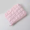 Bolsa de Maquillaje Acolchada Transfronteriza Gran Capacidad Portátil Diseño de Nicho Bolsa de Maquillaje para Mujer Bolsa de Almacenamiento Color Crema Estuche de Almacenamiento para Lápices