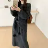Cachecol estiloso, suéter de tricô elegante e saia - um conjunto de três peças para outono e inverno, com caimento solto e valorizador, e projetado para vendas transfronteiriças